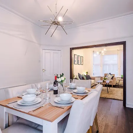 Oldtrafford - Sleeps 6 - Free Parking - Free Wifi * Манчестер