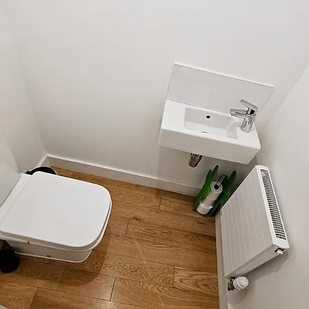 Stylish 4-bedroom Townhouse With Private Rooftop Terrace 度假居 *