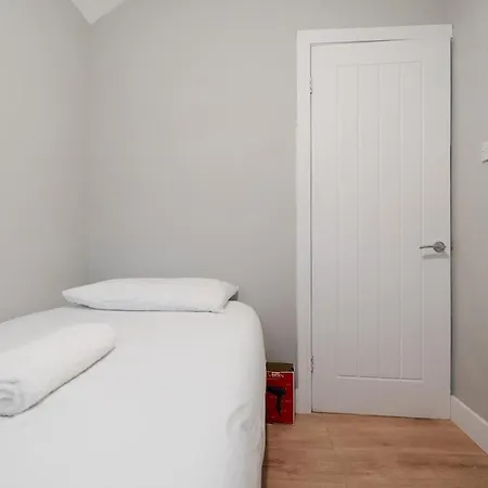 Vakantiehuis Spacious 3br - Pool Table - Games - Sleeps 9 Manchester