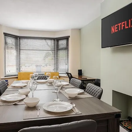 Spacious 3br - Pool Table - Games - Sleeps 9 Vakantiehuis *