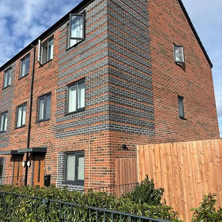 New 4 Bedroom House Sleeps 7, 5mins Etihad, Coop Live, Centre Manchester