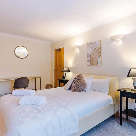 Luxury 5br Near Airport Wifi * Manchester