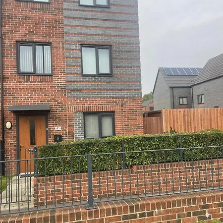 Prázdninový dům New 5 Bedroom House Sleeps 8, 5mins Etihad, Coop Live, Centre Manchester