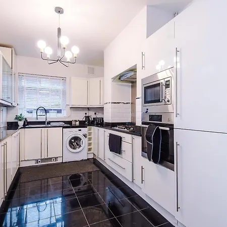 Oldtrafford - Sleeps 6 - Free Parking - Free Wifi * Manchester