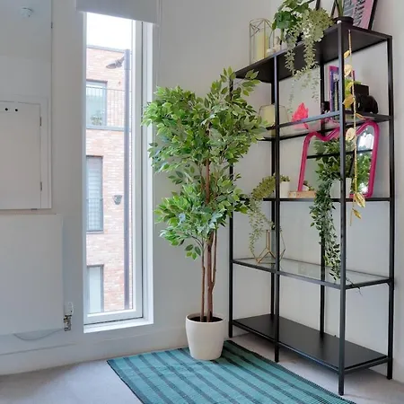 Holiday home Sleek 4br Townhouse-rooftop-hot Tub Prime Location Manchester