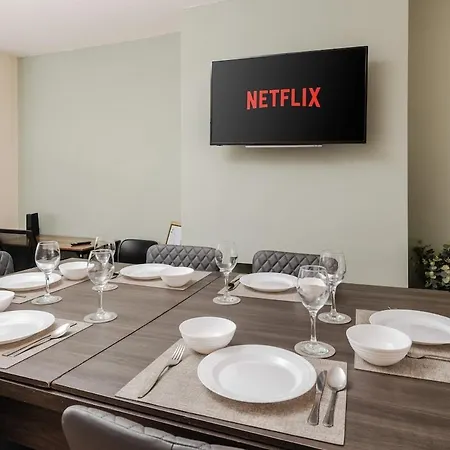 Vakantiehuis Spacious 3br - Pool Table - Games - Sleeps 9 Manchester