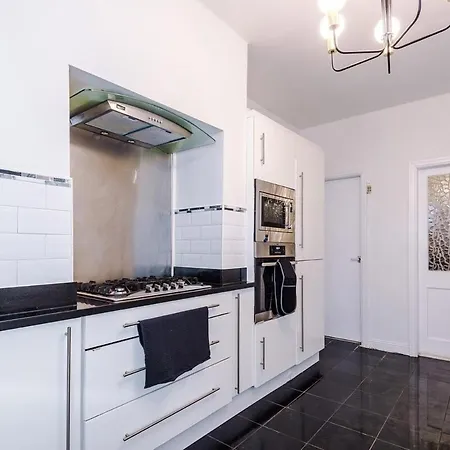 Oldtrafford - Sleeps 6 - Free Parking - Free Wifi *