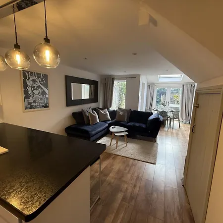 Prázdninový dům Cosy 4br House, West Didsbury, Bars And Restaurants Close By, Free Parking, Sleeps 8