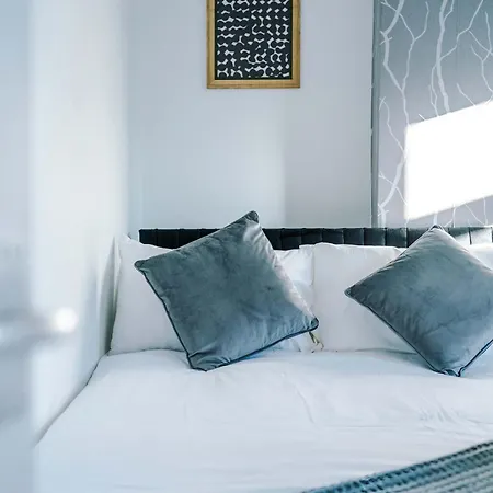 4-bed House Near Centre Manchester