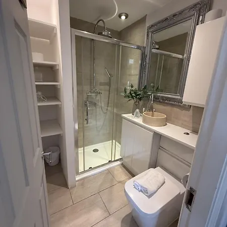 Cosy 4br House, West Didsbury, Bars And Restaurants Close By, Free Parking, Sleeps 8 Manchester