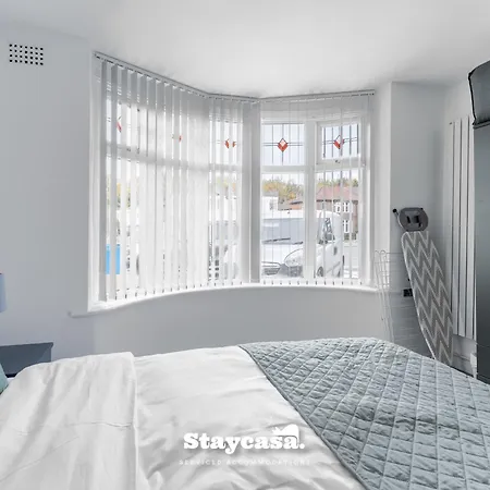 Spacious 4-bed Near Didsbury *