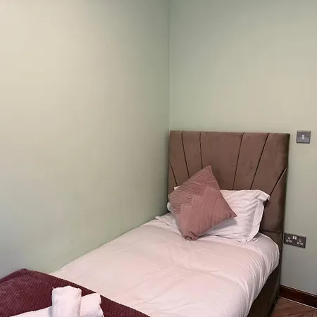 Spacious 4br Near Old Trafford Sleeps 7! Дом отдыха *