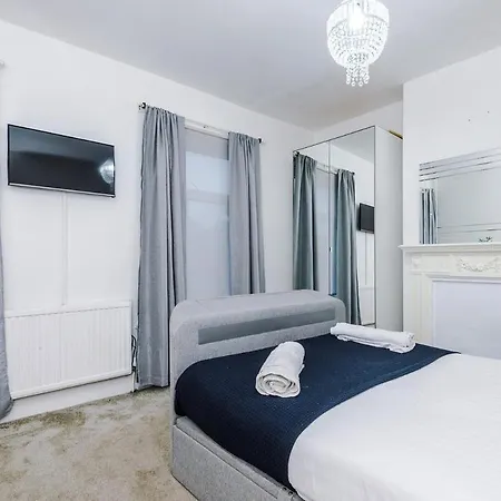 Oldtrafford - Sleeps 6 - Free Parking - Free Wifi * Μάντσεστερ
