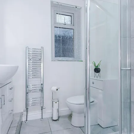 Oldtrafford - Sleeps 6 - Free Parking - Free Wifi 別荘