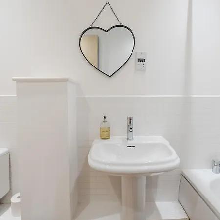 Nyaraló Chic 3bd Abode With Pool Table - Etihad - Coop Live - Free Parking *