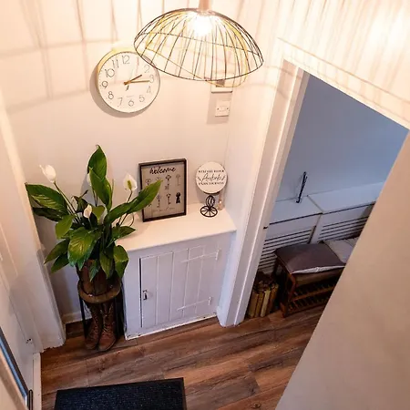 Sleeps 5 - Free Parking - Near Airport &