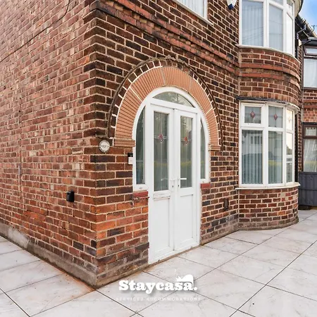 Spacious 4-bed Near Didsbury *
