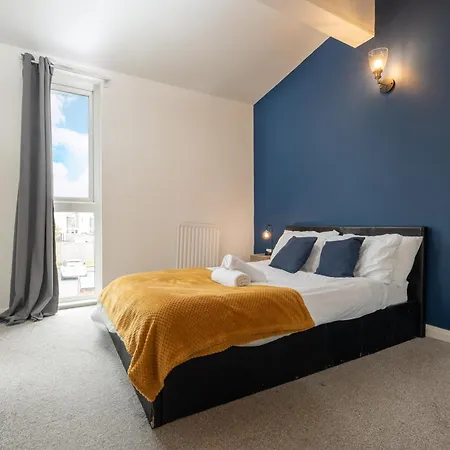 Chic 3bd Abode With Pool Table - Etihad - Coop Live - Free Parking *