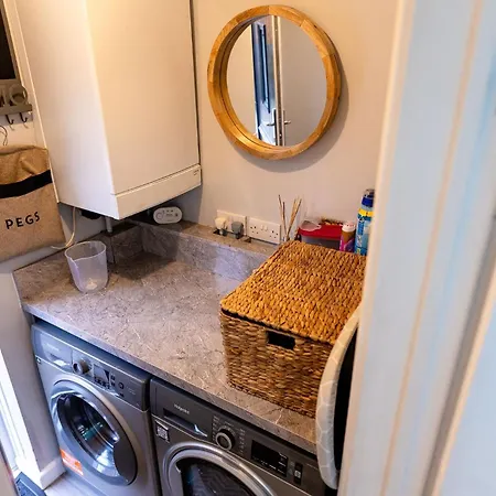 Sleeps 5 - Free Parking - Near Airport &