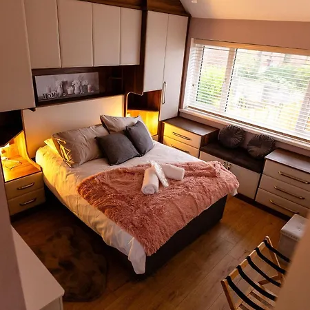 Sleeps 5 - Free Parking - Near Airport & * מנצ'סטר