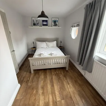 Cosy 4br House, West Didsbury, Bars And Restaurants Close By, Free Parking, Sleeps 8 Feriehus