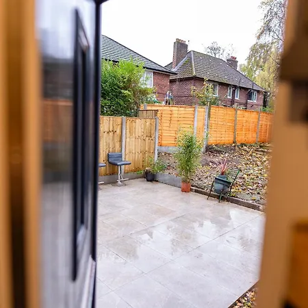 Sleeps 5 - Free Parking - Near Airport & מנצ'סטר