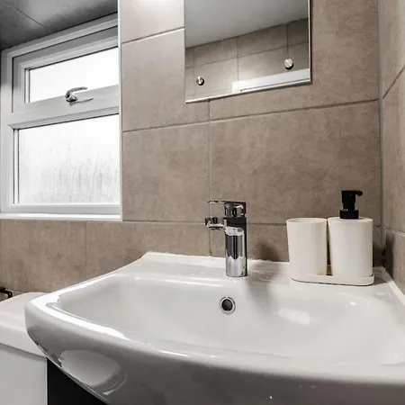 Spacious 3br - Pool Table - Games - Sleeps 9 *