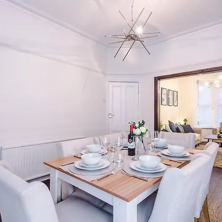 Oldtrafford - Sleeps 6 - Free Parking - Free Wifi