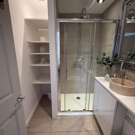 Prázdninový dům Cosy 4br House, West Didsbury, Bars And Restaurants Close By, Free Parking, Sleeps 8 Manchester