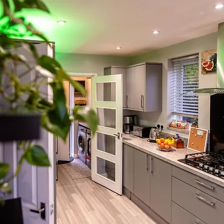 Feriehus Cosy Manchester 3-Bed House With Parking Sleeps 5 *