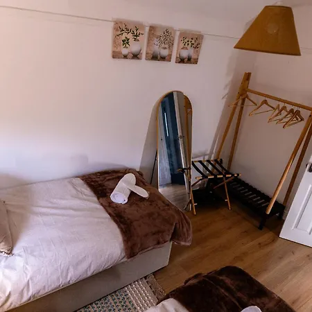 Sleeps 5 - Free Parking - Near Airport & מנצ'סטר