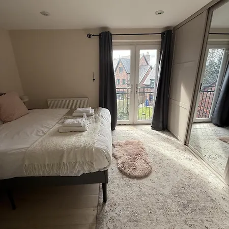 Cosy 4br House, West Didsbury, Bars And Restaurants Close By, Free Parking, Sleeps 8 Holiday home *