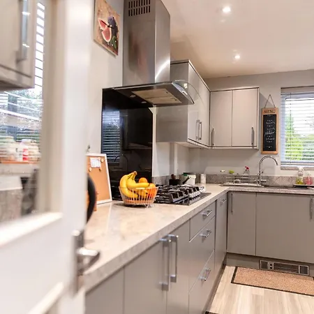 Сasa de vacaciones Sleeps 5 - Free Parking - Near Airport & Mánchester