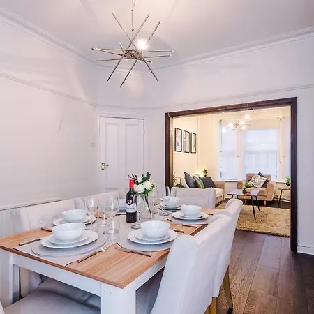 Oldtrafford - Sleeps 6 - Free Parking - Free Wifi * マンチェスター