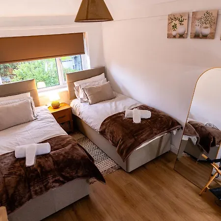 Sleeps 5 - Free Parking - Near Airport & Сasa de vacaciones Mánchester