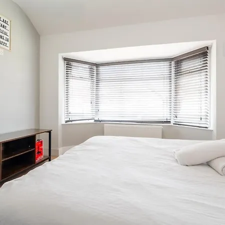 Dom wakacyjny Spacious 3br - Pool Table - Games - Sleeps 9 Manchester