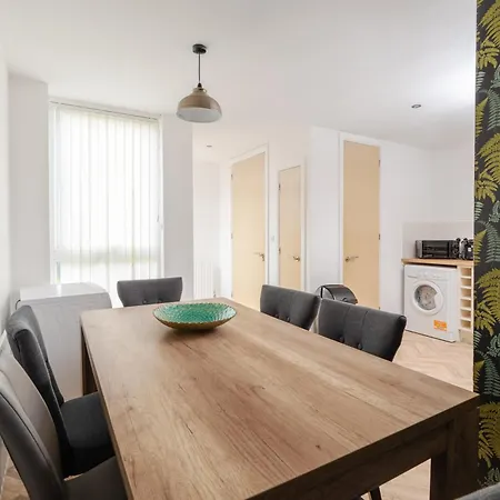 Nyaraló Chic 3bd Abode With Pool Table - Etihad - Coop Live - Free Parking *
