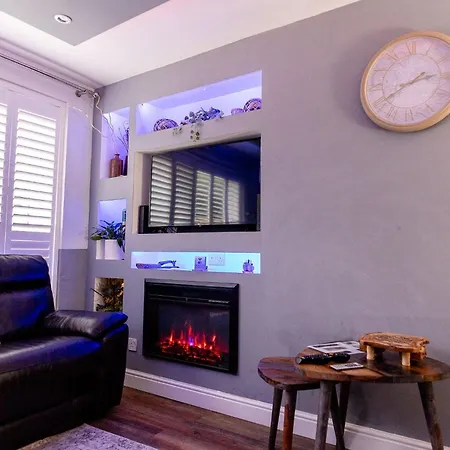 Sleeps 5 - Free Parking - Near Airport & * Mánchester