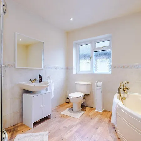 Luxury 5br Near Airport Wifi 曼彻斯特