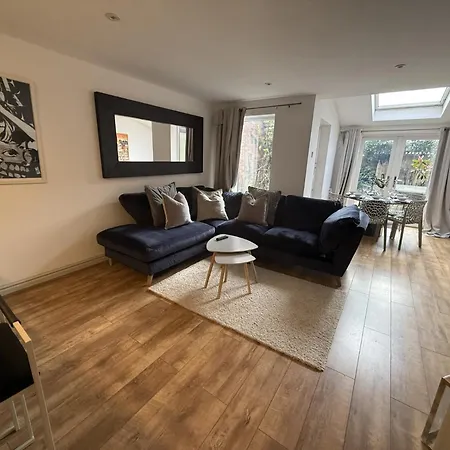 Сasa de vacaciones Cosy 4br House, West Didsbury, Bars And Restaurants Close By, Free Parking, Sleeps 8 *