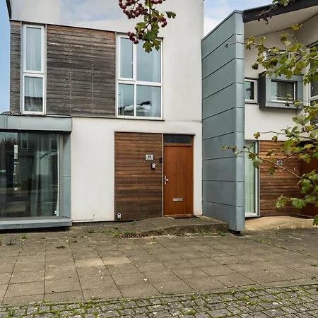 Chic 3bd Abode With Pool Table - Etihad - Coop Live - Free Parking בית נופש *