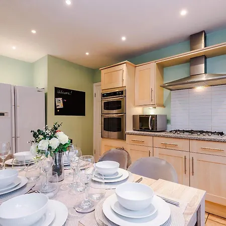 Holiday home 4 Bed House - Sleeps 8 - Free Parking - Manchester *