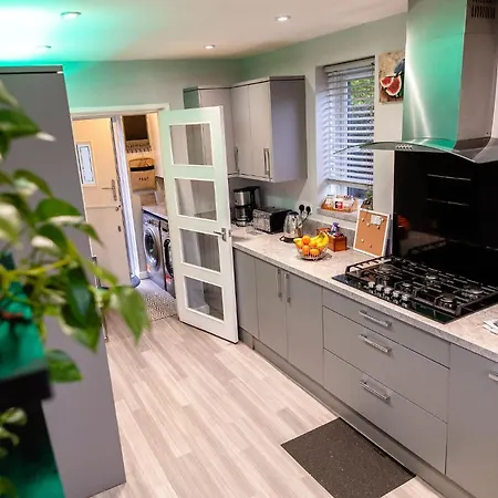 Cosy Manchester 3-Bed House With Parking Sleeps 5 Feriehus