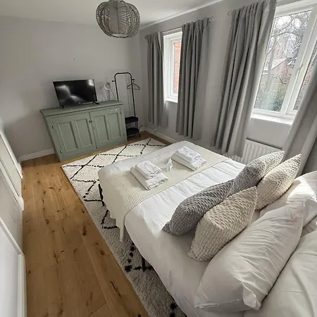 Prázdninový dům Cosy 4br House, West Didsbury, Bars And Restaurants Close By, Free Parking, Sleeps 8 *