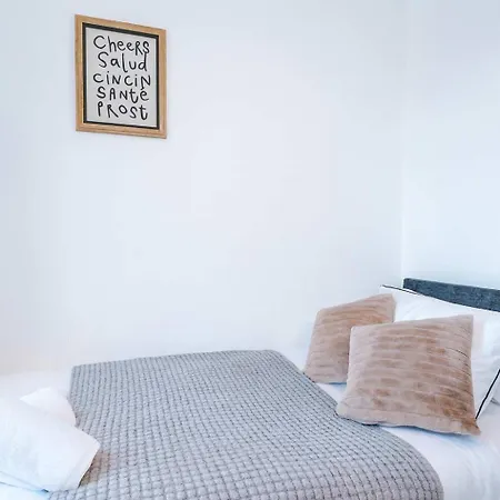 4-bed House Near Centre * Манчестер
