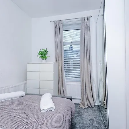 Oldtrafford - Sleeps 6 - Free Parking - Free Wifi 別荘