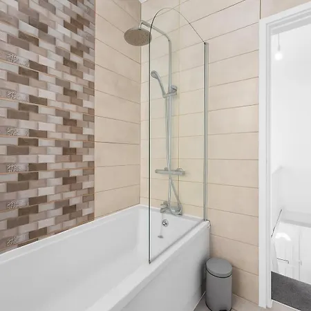 4-bed House Near Centre