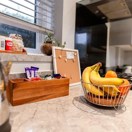 Sleeps 5 - Free Parking - Near Airport & בית נופש מנצ'סטר