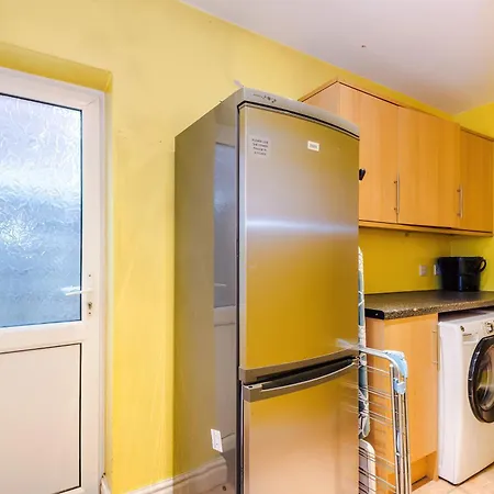 4 Bed House - Sleeps 8 - Free Parking - Manchester