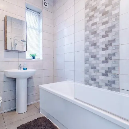 4-bed House Near Centre * Манчестер